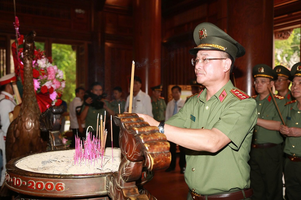 Đồng chí Thượng tướng Phạm Thế Tùng - Ủy viên Ban Thường vụ Đảng ủy Công an Trung ương, Thứ trưởng Bộ Công an dâng hương tại Khu di tích lịch sử Quốc gia đặc biệt Kim Liên