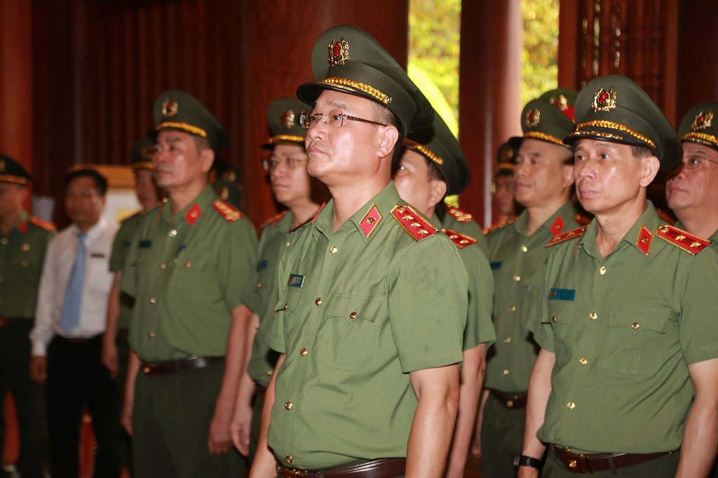 Đoàn đại biểu tưởng nhớ công ơn to lớn của Chủ tịch Hồ Chí Minh