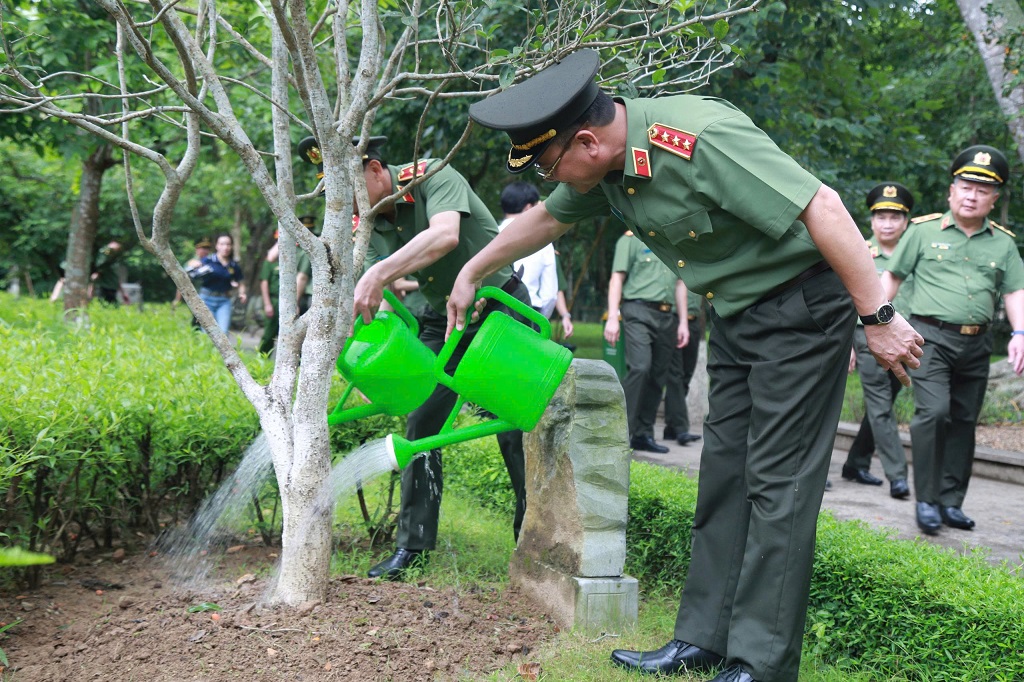 Đồng chí Thượng tướng Phạm Thế Tùng - Ủy viên Ban Thường vụ Đảng ủy Công an Trung ương, Thứ trưởng Bộ Công an trồng cây lưu niệm tại Khu di tích lịch sử Quốc gia đặc biệt Kim Liên