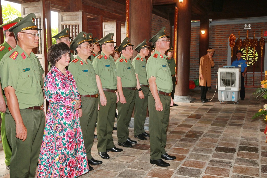 Đoàn đại biểu bày tỏ lòng tri ân sâu sắc đối với đấng sinh thành, anh chị em ruột và những người thân trong gia tộc của Người.