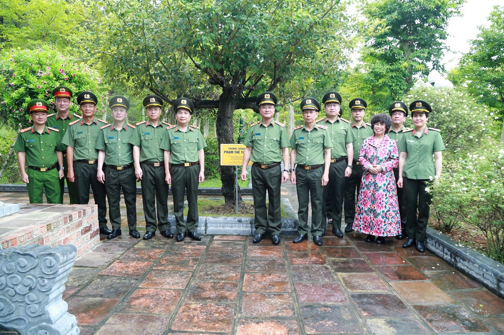 Đồng chí Thượng tướng Phạm Thế Tùng - Ủy viên Ban Thường vụ Đảng ủy Công an Trung ương, Thứ trưởng Bộ Công an trồng cây lưu niệm tại Đền Chung Sơn