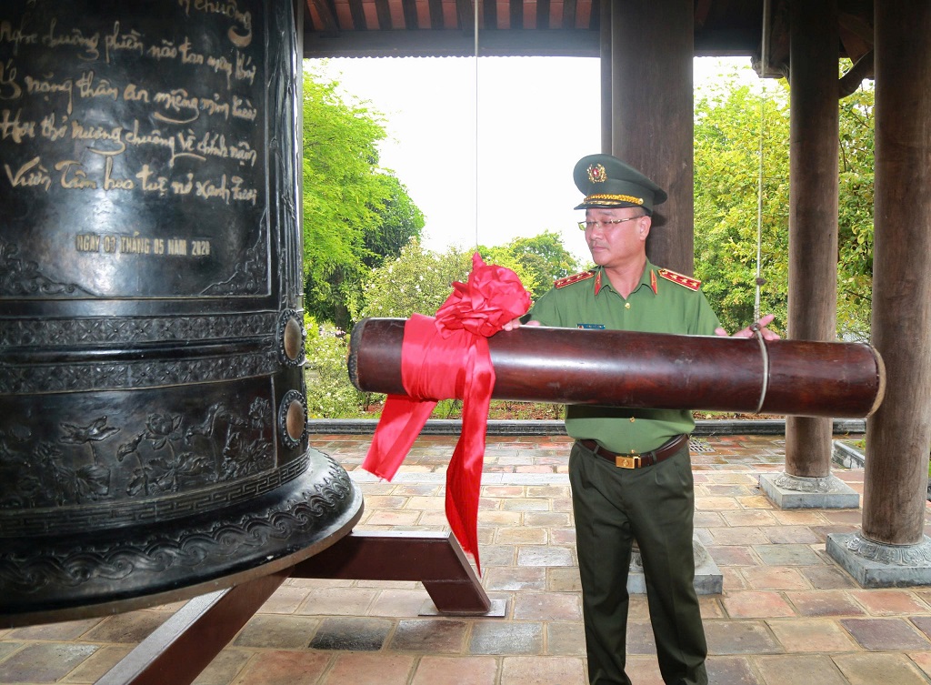 Đồng chí Thượng tướng Phạm Thế Tùng - Ủy viên Ban Thường vụ Đảng ủy Công an Trung ương, Thứ trưởng Bộ Công an thỉnh chuông tại Đền Chung Sơn