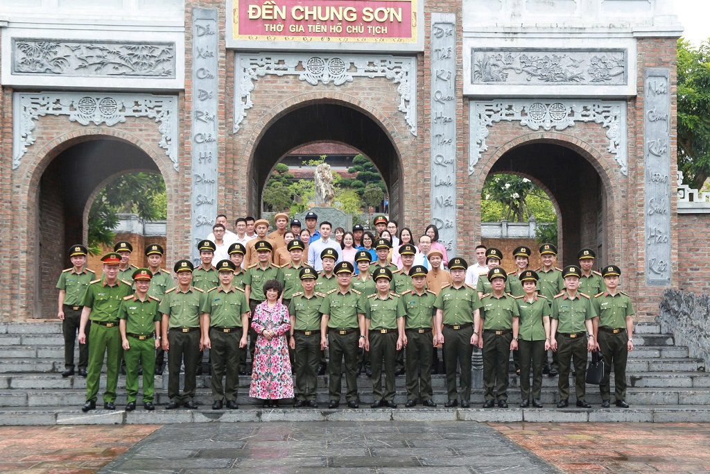 Các đại biểu chụp ảnh lưu niệm tại Đền Chung Sơn