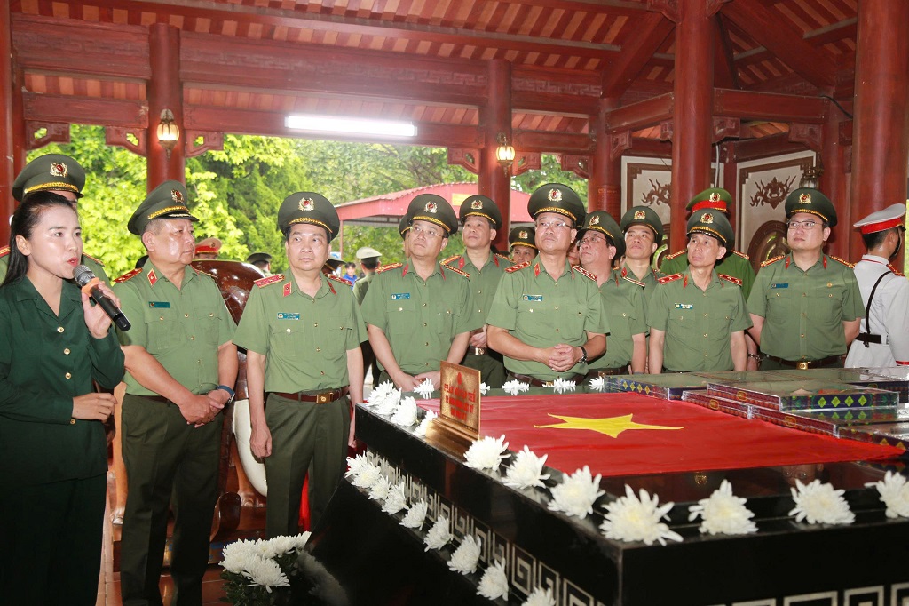 Đoàn đại biểu nghe thuyết minh về 13 chiến sĩ thanh niên xung phong hi sinh tại Truông Bồn ngày 31/10/1968