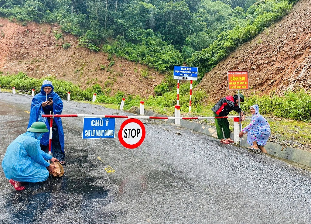 Công an xã Mường Típ lập chốt, cử lực lượng canh gác đoạn qua điểm sạt lở bản Xốp Típ