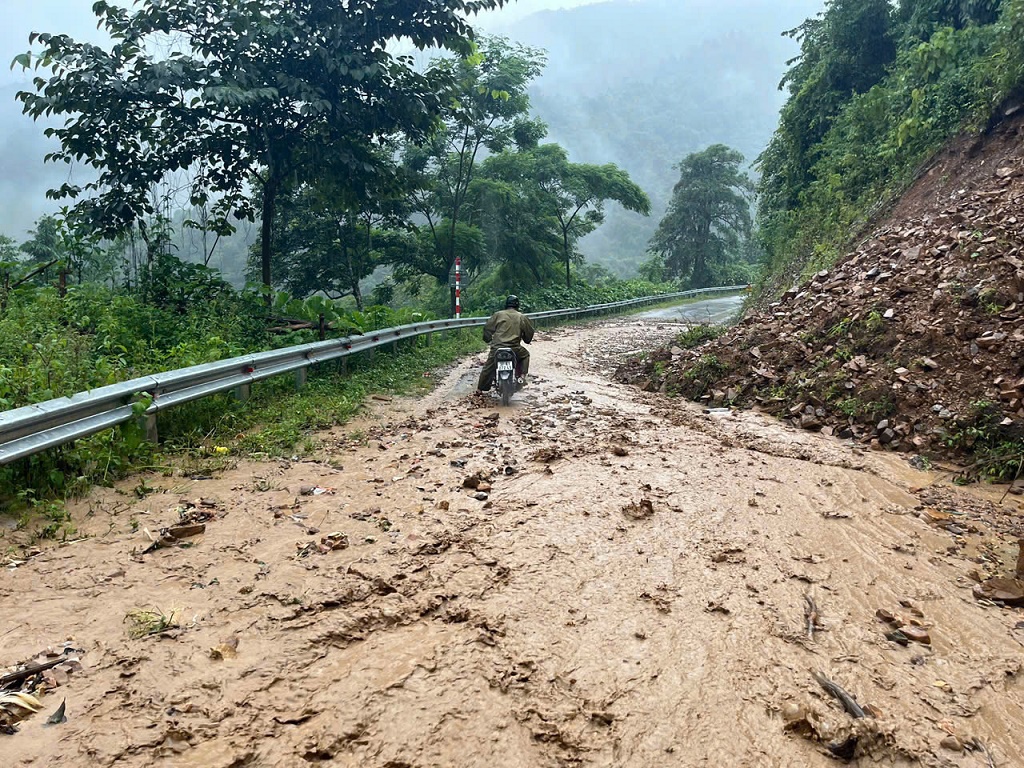 Do nước lũ dâng cao, nguy cơ sạt lở nên Công an xã Keng Đu cùng chính quyền địa phương và các lực lượng di dời, sơ tán người dân, tài sản đến nơi an toàn	