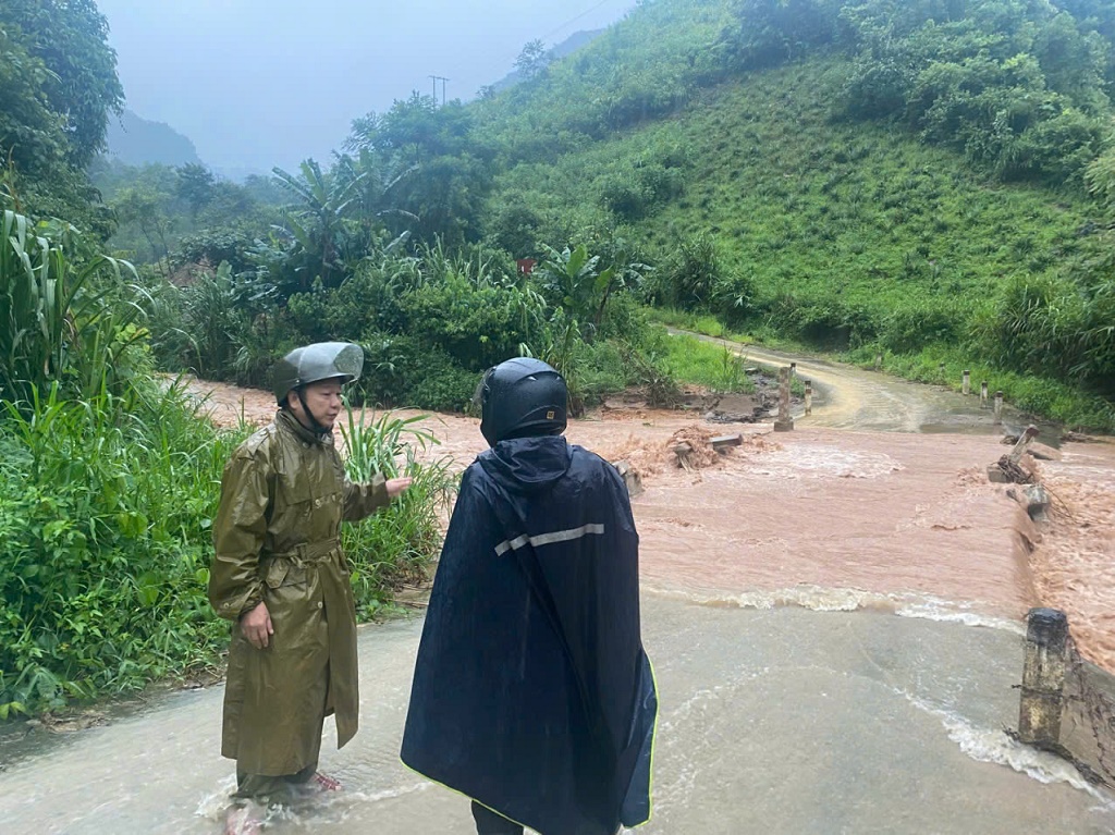 Công an xã Nậm Cắn, tỉnh Nghệ An kiểm tra các điểm sạt lở, hỗ trợ di dời người dân và tài sản đến nơi an toàn