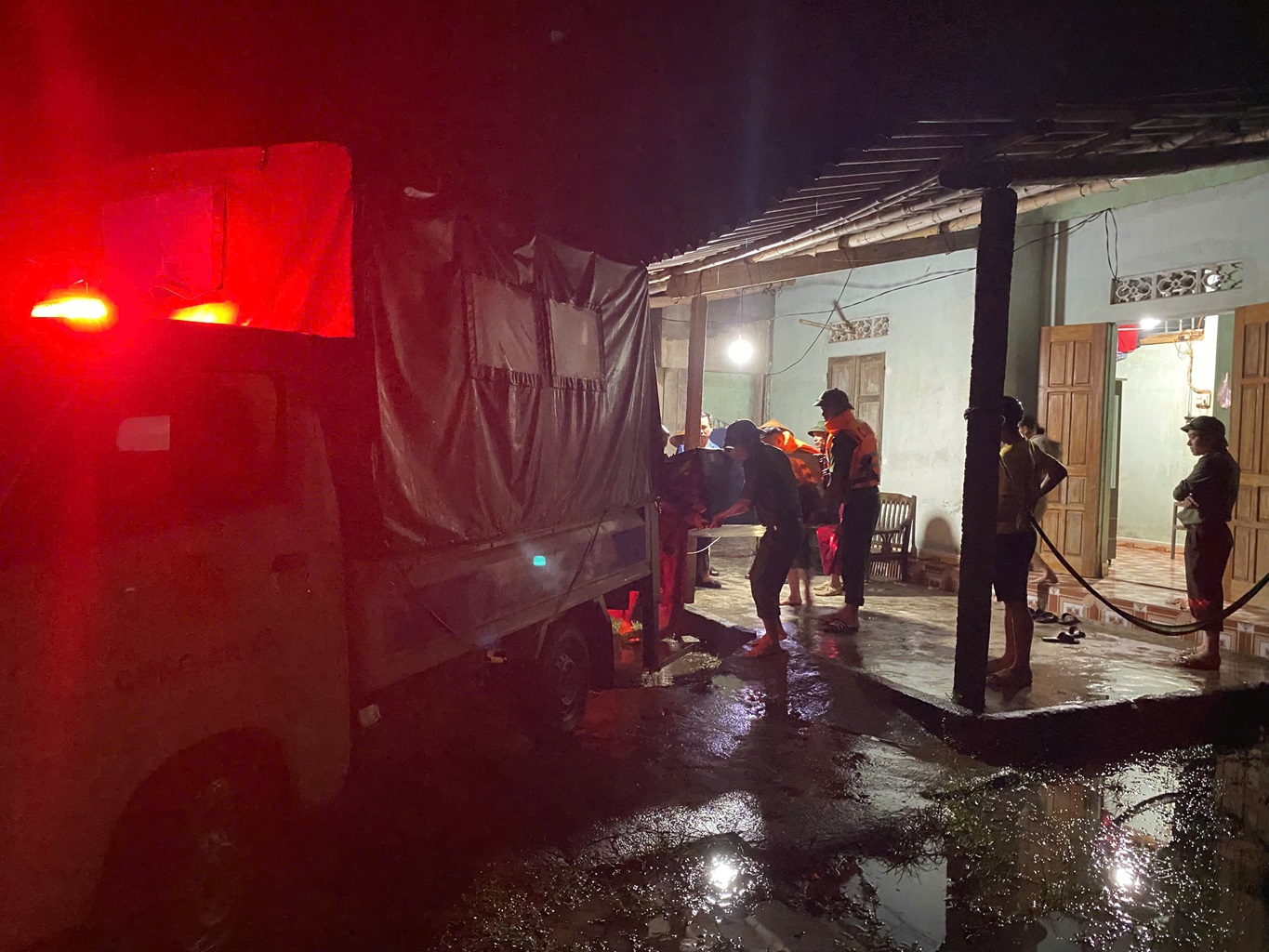 Công an xã Châu Tiến có mặt tại hiện trường giúp bà con Nhân dân di dời tài sản