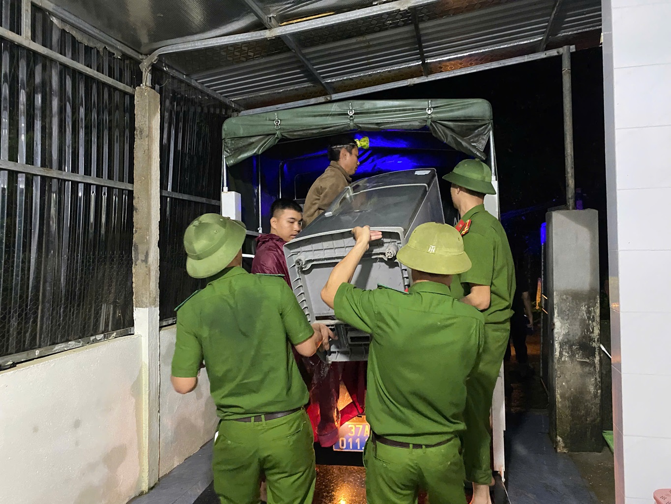 Lực lượng Công an xã, an ninh cơ sở xã Châu Bình phối hợp người dân tiếp tục bám cơ sở, hỗ trợ bà con Nhân dân phòng, chống bão lũ