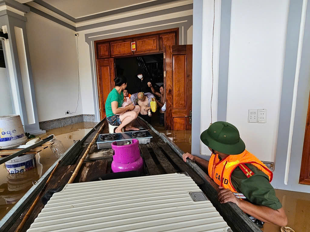 Tổ công tác Công an tỉnh phối hợp với Công an xã Anh Sơn, tỉnh Nghệ An dùng thuyền hỗ trợ đưa mẹ con sản phụ mới sinh 01 ngày (sinh mổ) đến nơi an toàn