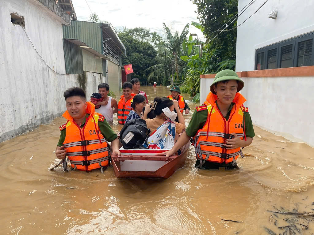 Tổ công tác Công an tỉnh phối hợp với Công an xã Anh Sơn, tỉnh Nghệ An dùng thuyền hỗ trợ các cụ già, người ốm đau, bệnh tật đến nơi an toàn