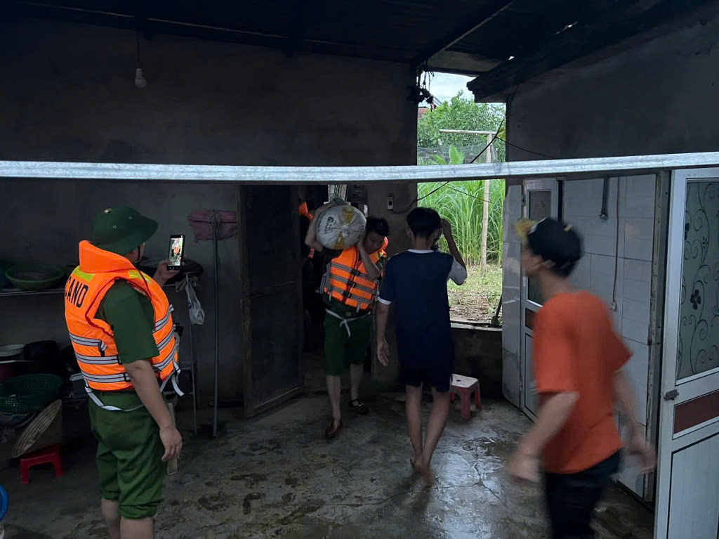 Tổ công tác Công an tỉnh phối hợp với Công an xã Thành Bình Thọ hỗ trợ người dân vận chuyến lúa, di dời tài sản đến nơi an toàn