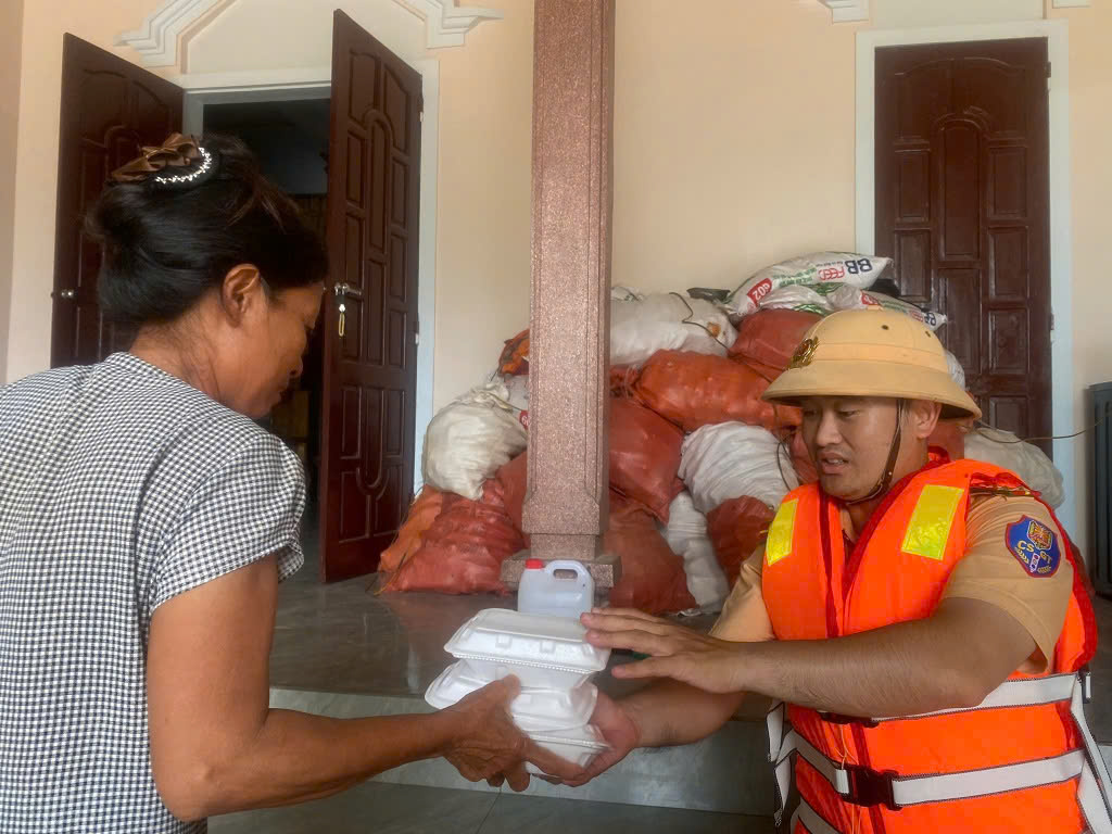 Tổ công tác Công an tỉnh phối hợp với Công an xã Nhân Hòa sử dụng thuyền, phao tiếp cận các vùng bị chia cắt để tiếp tế nhu yếu phẩm cho bà con