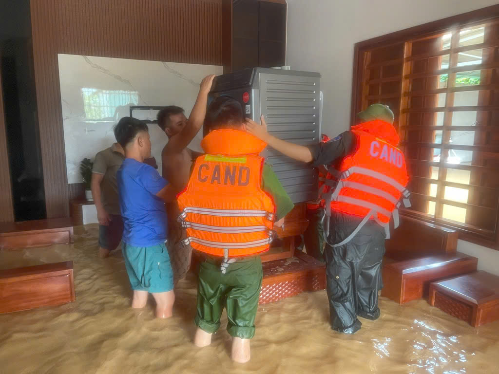 Tổ công tác Công an tỉnh phối hợp với Công an xã Anh Sơn hỗ trợ người dân di dời tài sản đến nơi an toàn