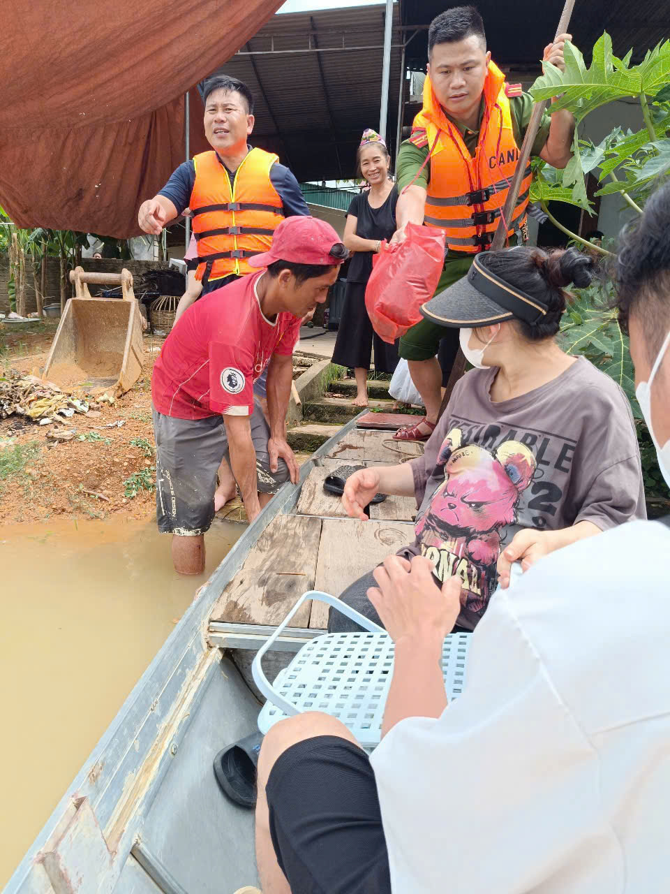 Công an xã Thành Bình Thọ đưa sản phụ mang thai tuần thứ 37 có dấu hiệu chuyển dạ đến Trạm y tế kịp thời, an toàn