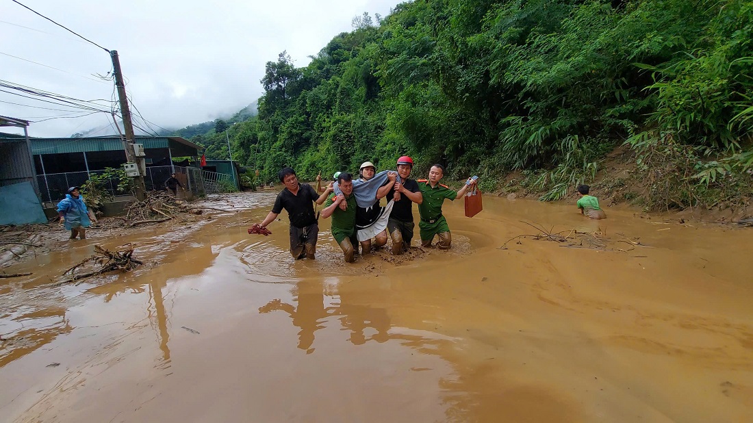 Công an xã Hữu Kiệm cùng người thân đưa chị May vượt lũ đến Trạm y tế an toàn