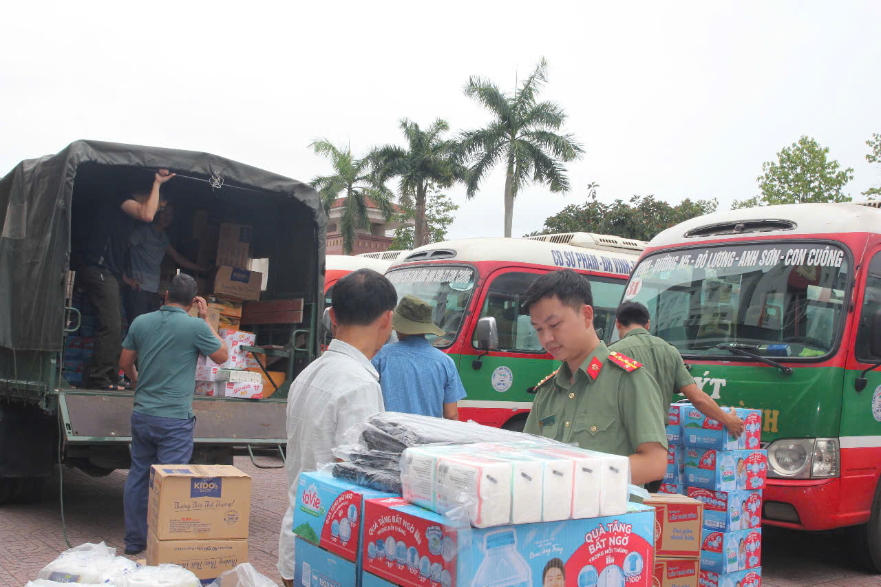 Công an tỉnh chuẩn bị các nhu yếu phẩm thiết yếu phục vụ các lực lượng tham gia phòng, chống, khắc phục hậu quả mưa lũ và hỗ trợ, trao tặng cho bà con Nhân dân vùng bị ảnh hưởng