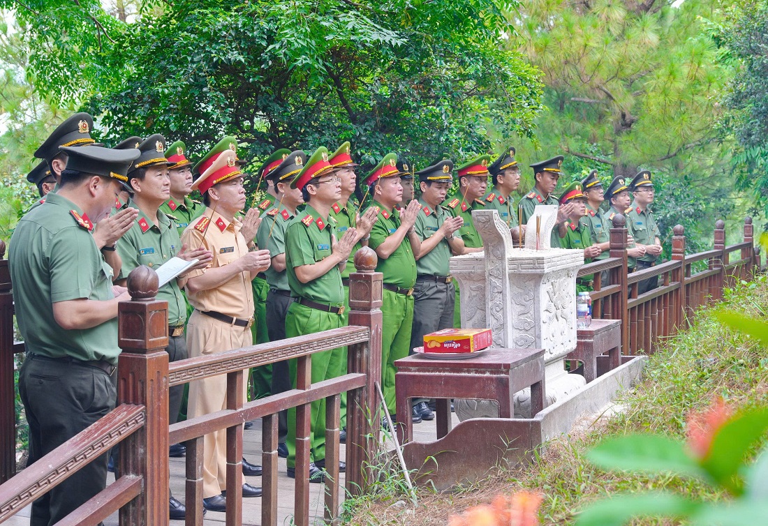 Đồng chí Đại tá Trần Ngọc Tuấn, Ủy viên Ban Thường vụ Đảng ủy, Phó Giám đốc Công an tỉnh cùng Đoàn đại biểu dâng hương viếng mộ Đại tướng Võ Nguyên Giáp