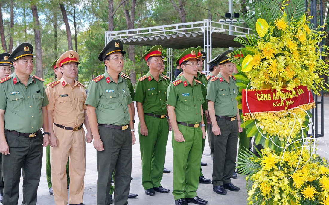 Đồng chí Đại tá Trần Ngọc Tuấn, Ủy viên Ban Thường vụ Đảng ủy, Phó Giám đốc Công an tỉnh cùng Đoàn đại biểu dâng hương 
