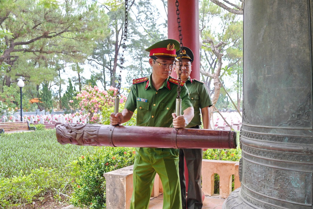 Đồng chí Đại tá Trần Ngọc Tuấn, Ủy viên Ban Thường vụ Đảng ủy, Phó Giám đốc Công an tỉnh thỉnh chuông tại Nghĩa trang Liệt sĩ Quốc gia Trường Sơn