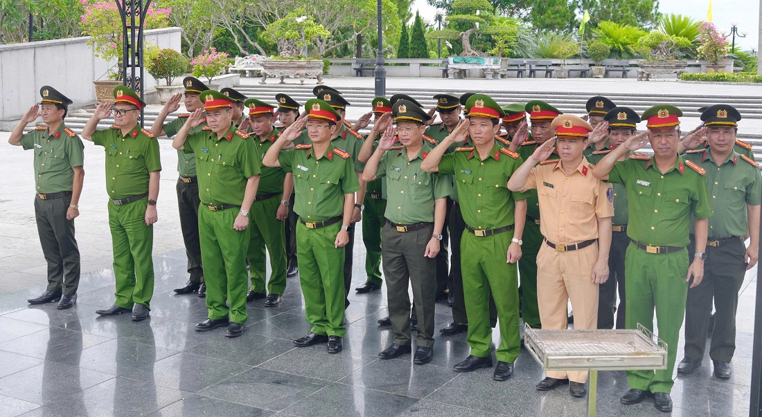 Đồng chí Đại tá Trần Ngọc Tuấn, Ủy viên Ban Thường vụ Đảng ủy, Phó Giám đốc Công an tỉnh cùng Đoàn đại biểu dâng hương tại Nghĩa trang Liệt sĩ Đường 9