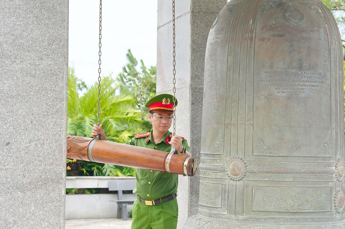 Đồng chí Đại tá Trần Ngọc Tuấn, Ủy viên Ban Thường vụ Đảng ủy, Phó Giám đốc Công an tỉnh thỉnh chuông tại Nghĩa trang Liệt sĩ đường 9