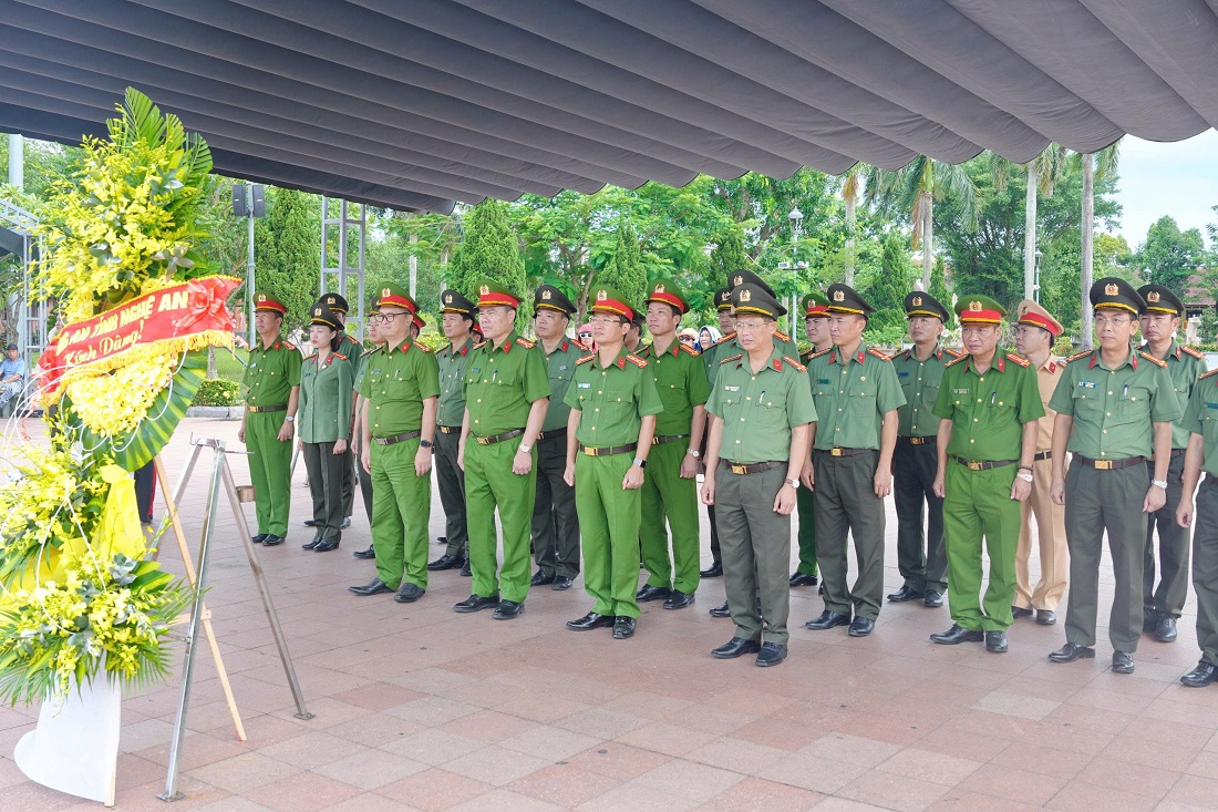 Đồng chí Đại tá Trần Ngọc Tuấn, Ủy viên Ban Thường vụ Đảng ủy, Phó Giám đốc Công an tỉnh cùng Đoàn đại biểu dâng hương tại Thành cổ Quảng Trị