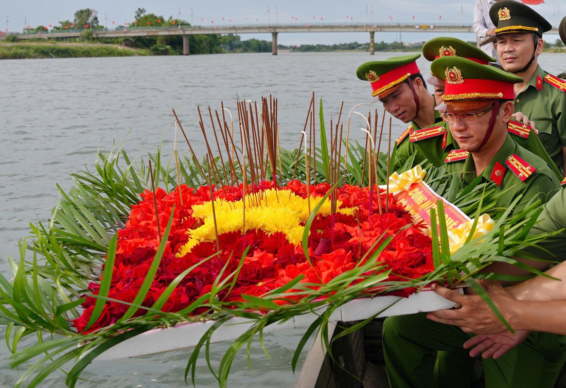 Đồng chí Đại tá Trần Ngọc Tuấn, Ủy viên Ban Thường vụ Đảng ủy, Phó Giám đốc Công an tỉnh cùng Đoàn đại biểu dâng hương, dâng hoa và thả hoa đăng tưởng nhớ các Anh hùng liệt sĩ bên bờ sông Thạch Hãn
