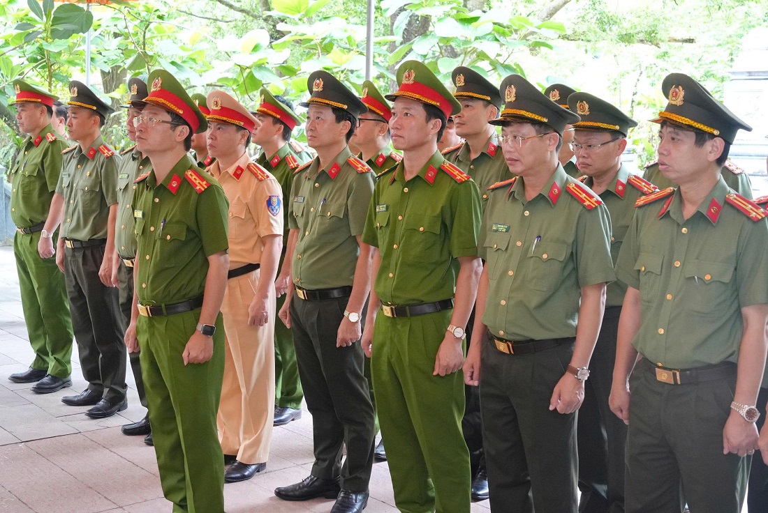 Đồng chí Đại tá Trần Ngọc Tuấn, Ủy viên Ban Thường vụ Đảng ủy, Phó Giám đốc Công an tỉnh cùng Đoàn đại biểu dâng hương tưởng niệm các Anh hùng liệt sĩ tại Khu di tích Hang Tám Cô