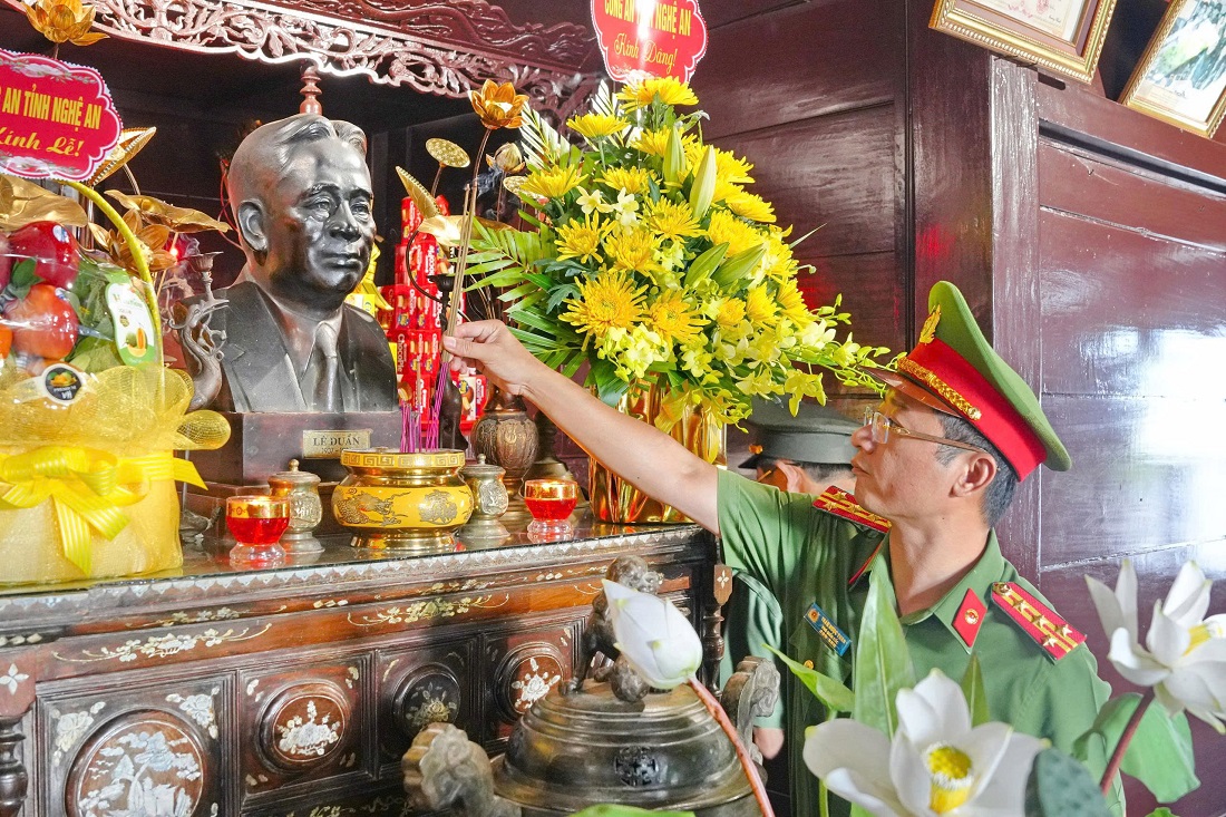 Đồng chí Đại tá Trần Ngọc Tuấn, Ủy viên Ban Thường vụ Đảng ủy, Phó Giám đốc Công an tỉnh dâng hương tại Nhà tưởng niệm cố Tổng Bí thư Lê Duẩn