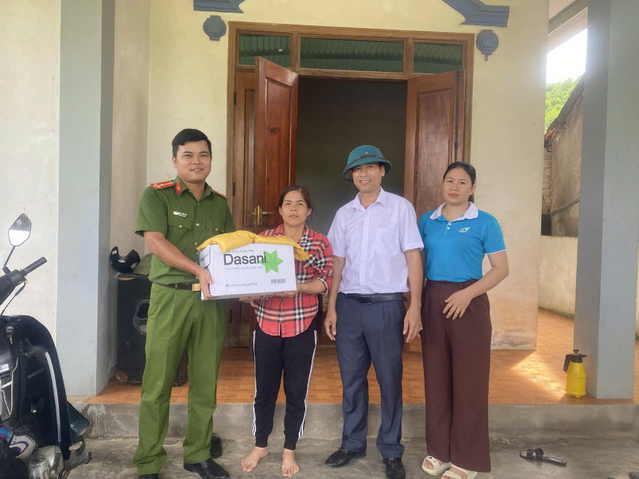 Công an xã Châu Bình đến thăm hỏi, động viên các gia đình bị thiệt hại do ngập lụt sau bão