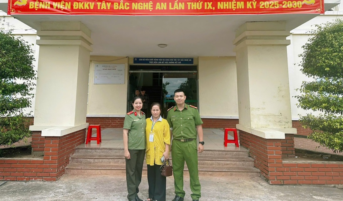 Ngay khi nhận được thông tin,hai cán bộ Công an xã Nghĩa Thọ đã nhanh chóng có mặt tại bệnh viện để hiến máu cứu người.