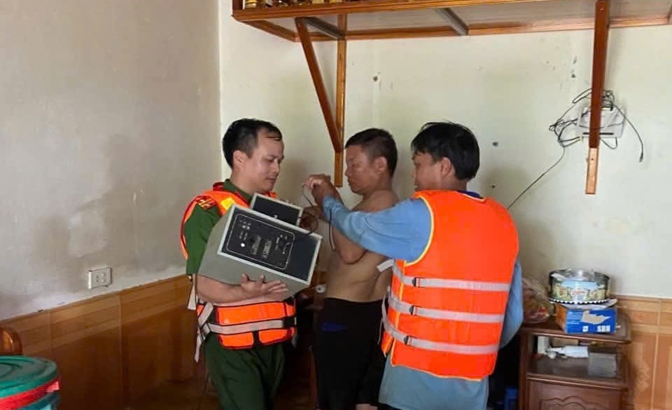 Công an xã Nhân Hoà sát cánh cùng nhân dân chống bão, lụt