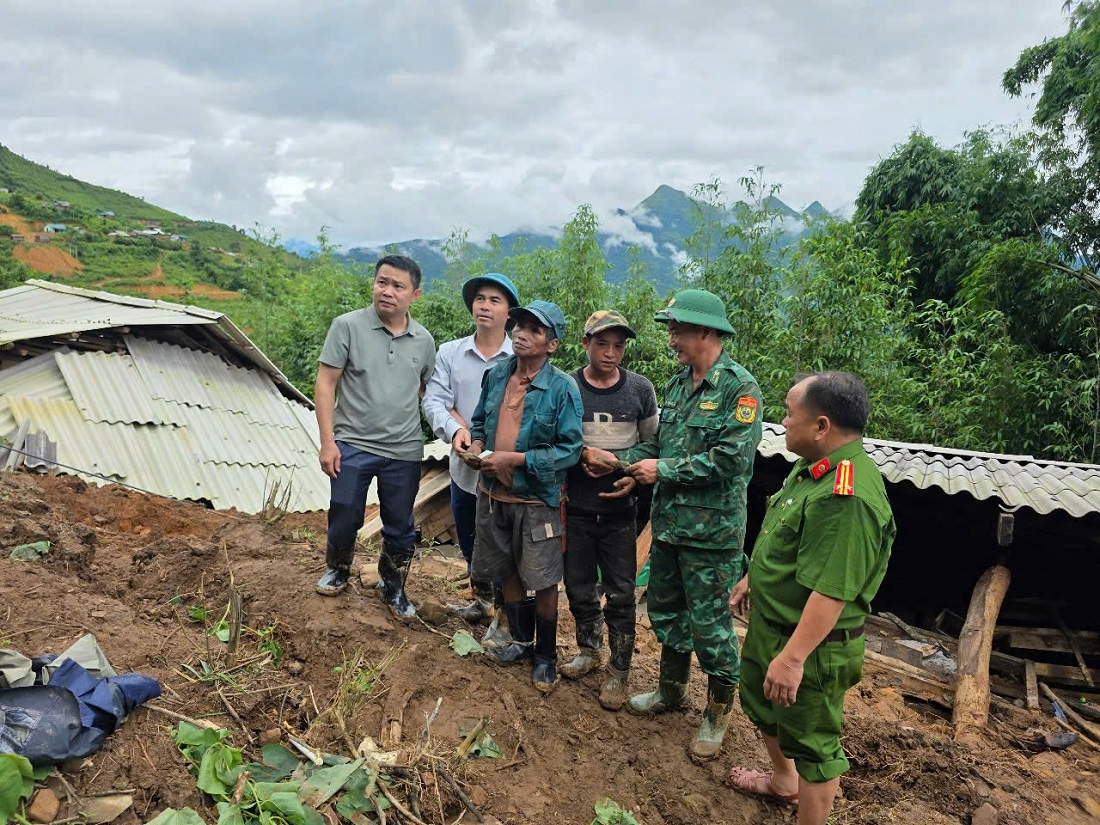 Công an xã Keng Đu, tỉnh Nghệ An hỗ trợ người dân khắc phục hậu quả do cơn bão số 3 gây ra