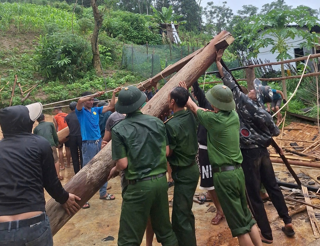 Công an xã Chiêu Lưu, tỉnh Nghệ An hỗ trợ người dân khắc phục hậu quả do cơn bão số 3 gây ra