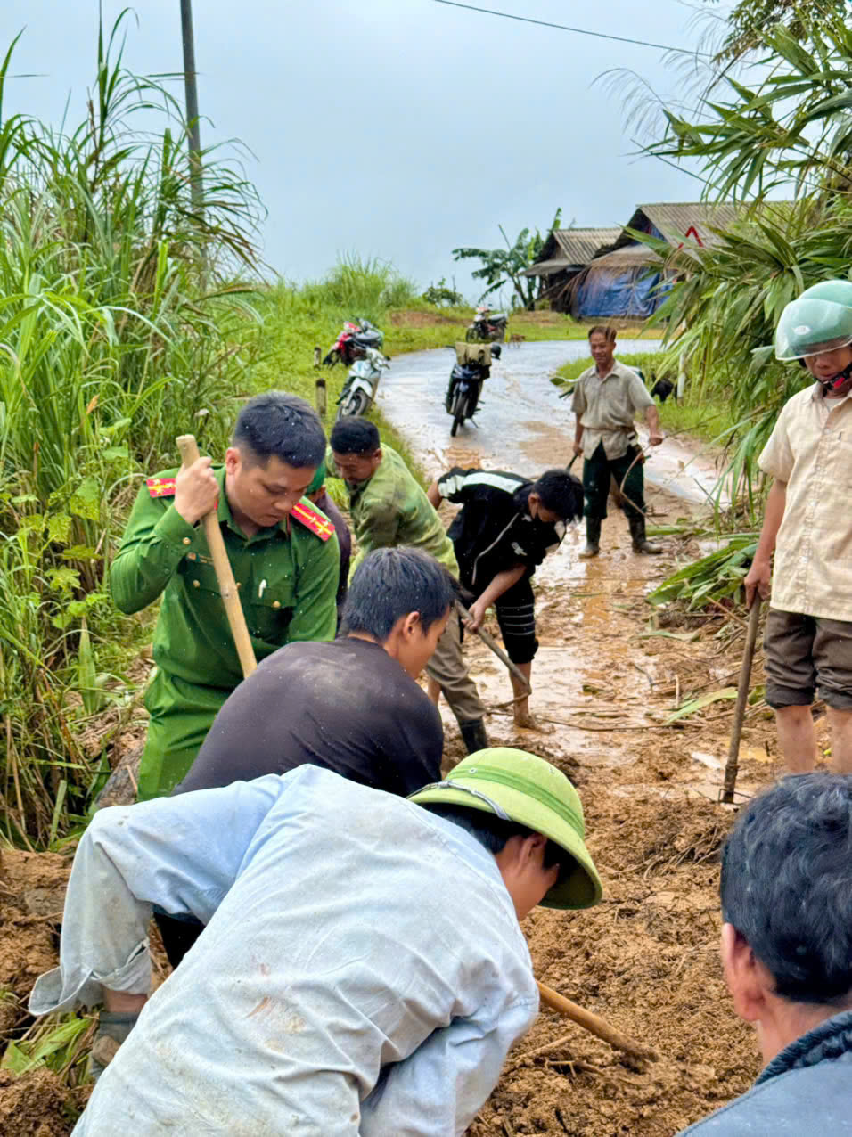 Công an xã Na Ngoi phối hợp với chính quyền địa phương và các lực lượng khác nạo vét bùn, dọn dẹp sau lũ