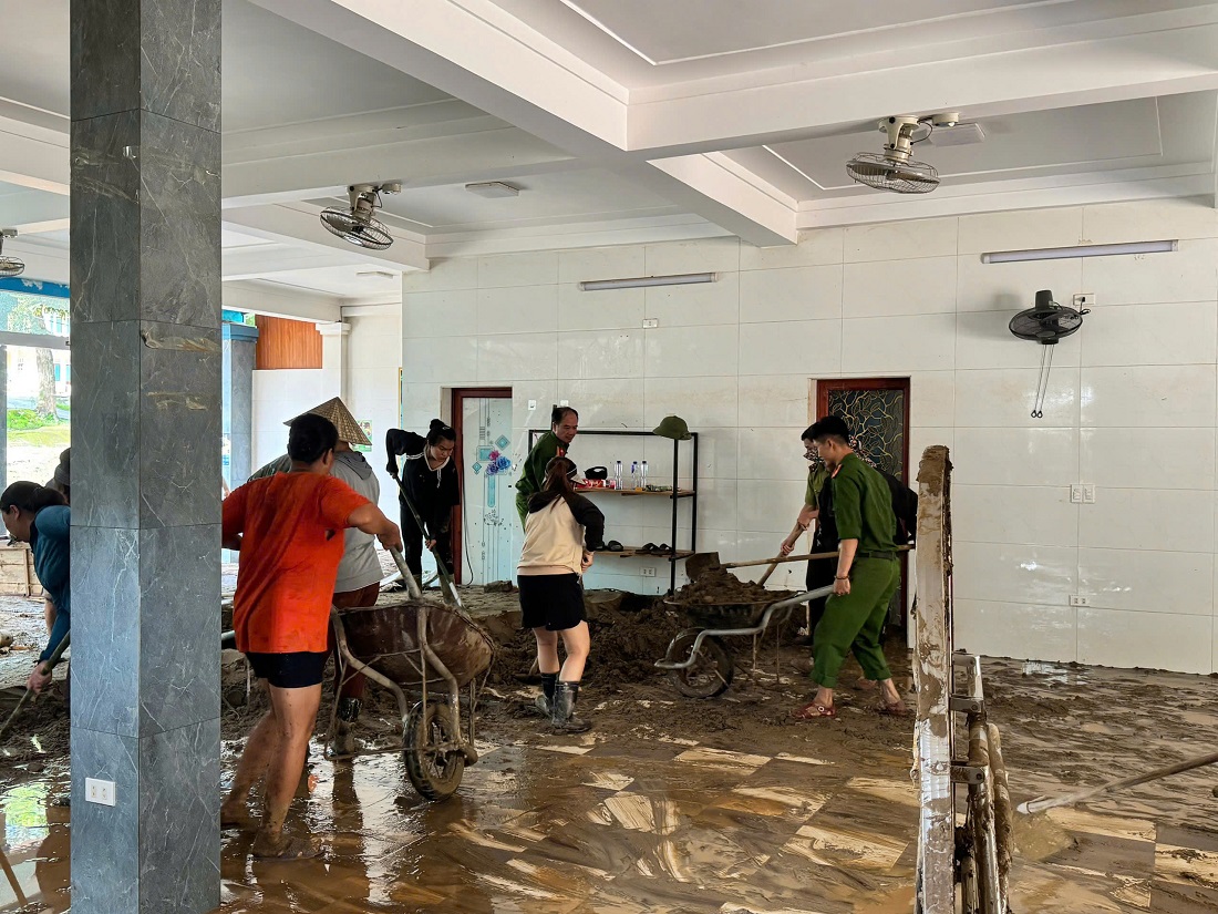 Công an xã Mường Xén phối hợp với chính quyền địa phương và các lực lượng khác nạo vét bùn, dọn dẹp sau lũ