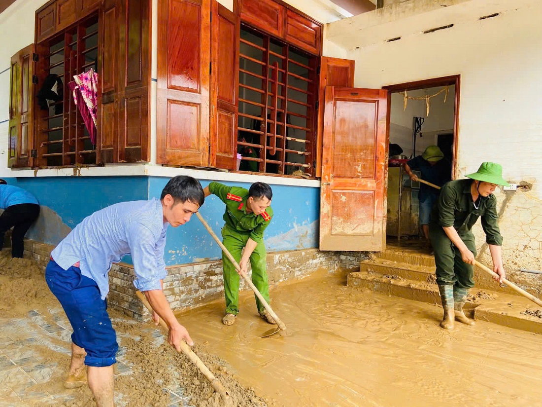 Công an xã Hữu Kiệm phối hợp với chính quyền địa phương và các lực lượng khác nạo vét bùn, dọn dẹp sau lũ