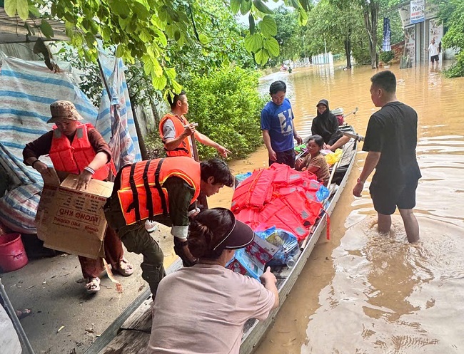 Lực lượng Công an phối hợp Đoàn thiện nguyện vận chuyển hàng cứu trợ đến với bà con Nhân dân vùng bị cô lập