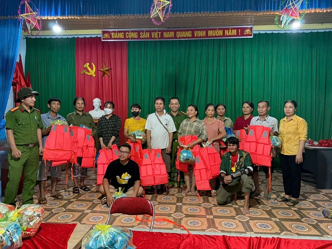 Các suất quà đã được trao tận tay cho bà con vùng lũ, kịp thời hỗ trợ những khó khăn ban đầu của người dân