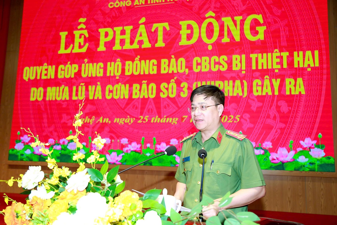 Đồng chí Đại tá Đinh Việt Dũng, Ủy viên Ban Thường vụ Tỉnh ủy, Bí thư Đảng ủy, Giám đốc Công an tỉnh phát động ủng hộ đồng bào bị thiệt hại do thiên tai