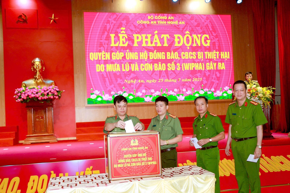 Các đồng chí Lãnh đạo Công an tỉnh ủng hộ người dân chịu ảnh hưởng cơn bão số 3