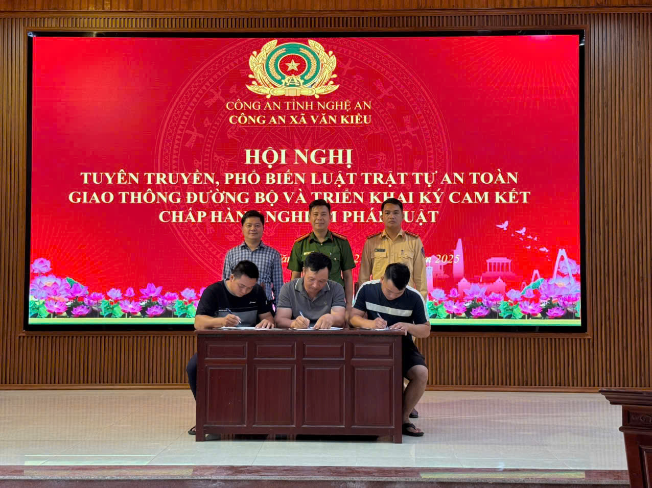 Chủ phương tiện, doanh nghiệp vận tải ký cam kết chấp hành Luật giao thông đường bộ