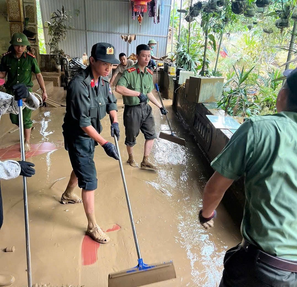 Cán bộ, chiến sĩ tổng dọn vệ sinh, nạo vét bùn đất ở nhà dân, trụ sở các cơ quan, trường học...