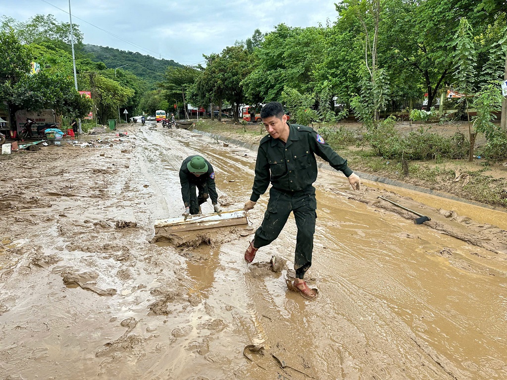 Lực lượng chức năng triển khai nhiệm vụ với phương châm nước rút đến đâu, khắc phục đến đó. Trong đó ưu tiên giúp đỡ các hộ neo đơn, hoàn cảnh đặc biệt khó khăn.