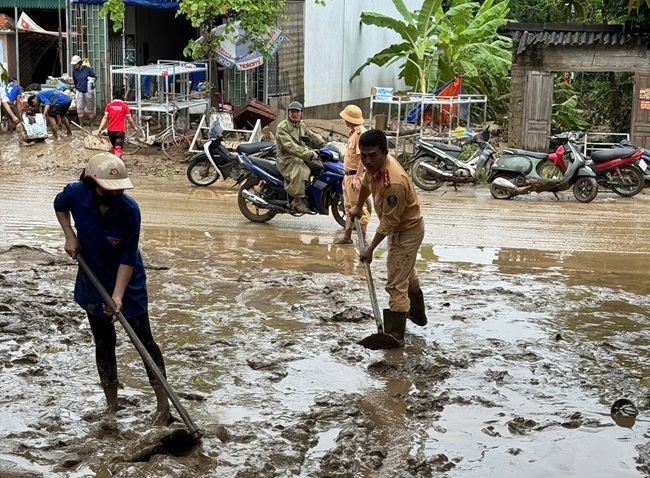 Đội CSGT đường bộ số 2 có nhiều hành động đẹp giúp người dân trong mưa lũ