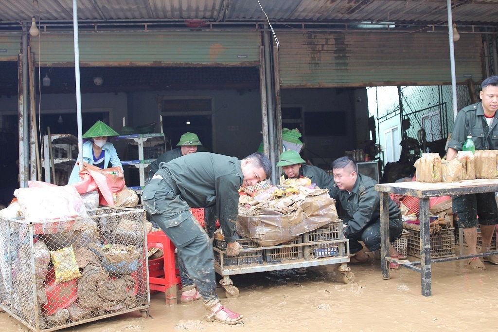 Cán bộ, chiến sỹ  khẩn trương hỗ trợ người dân xã Tương Dương khắc phục hậu quả để vớt vát các tài sản bị thiệt hại