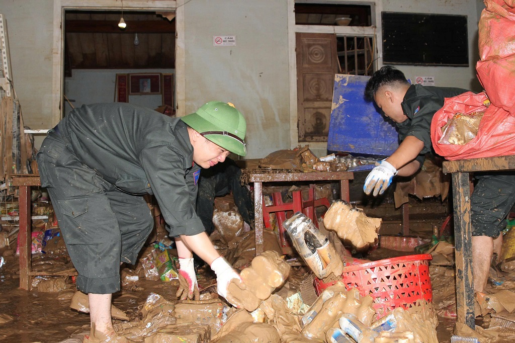 Lực lượng Công an triển khai nhiệm vụ với phương châm nước rút đến đâu, khắc phục đến đó. Trong đó ưu tiên giúp đỡ các hộ neo đơn, hoàn cảnh đặc biệt khó khăn