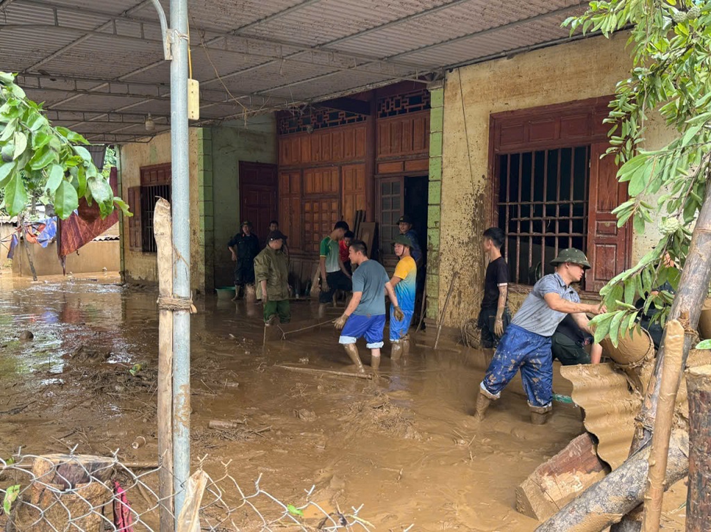 Lực lương Công an Nghệ An huy động tối đa lực lượng giúp đỡ người dân bị ảnh sau cơn bão tại xã Tam Thái