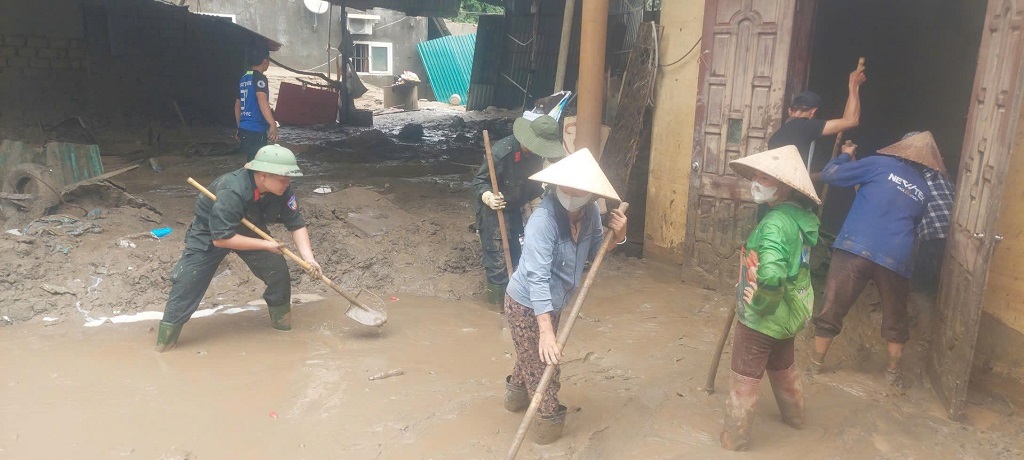 Cán bộ, chiến sĩ tổng dọn vệ sinh, nạo vét bùn đất ở nhà dân, trụ sở các cơ quan, trường học tại xã Tam Quang